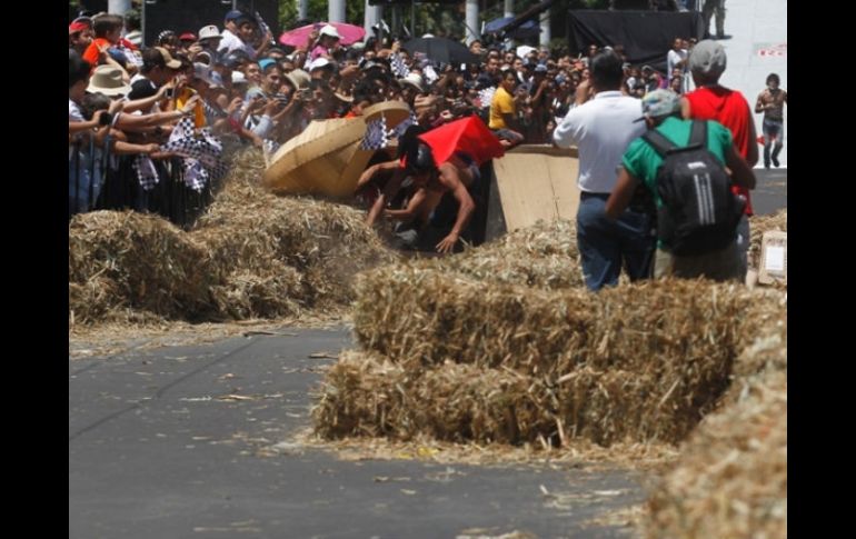 El carro inaugural de la carrera se estrelló sobre el muro de contención construido de paja.  /
