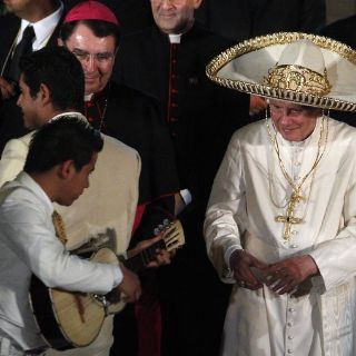 Sorprende Benedicto XVI con una despedida popular