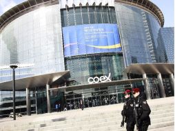 La presencia de tanquetas y fuerzas especiales es visible en la zona. EFE  /