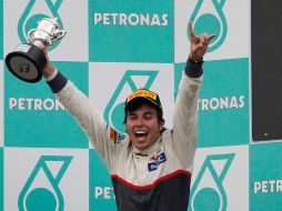 El piloto mexicano Sergio Pérez festeja su segundo lugar en el Gran Premio de Malasia de  Fórmula 1. AP  /