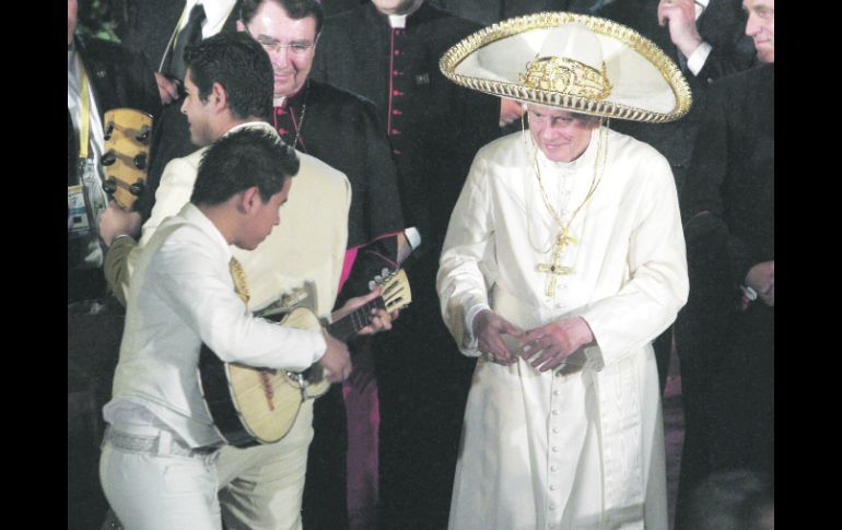 El Sucesor de San Pedro se puso un sombrero de charro y dijo que nunca había sido recibido con tanto entusiasmo. EFE  /