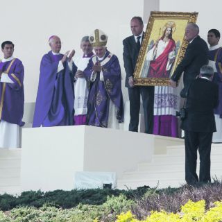 Tarcisio Bertone apoya los cambios al Artículo 24