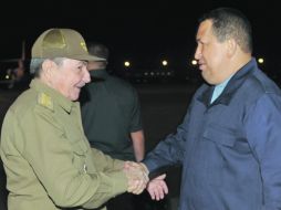 Raúl Castro Ruz (i), presidente de Cuba, saluda al mandatario venezolano. AFP  /
