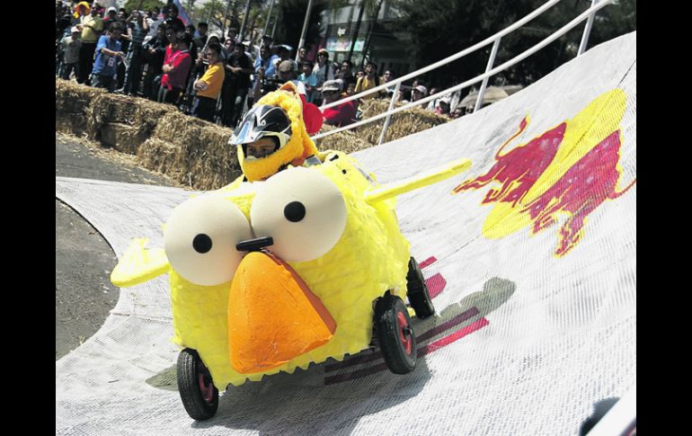La pista de carreras puso a prueba las habilidades de los carros y de sus choferes.  /