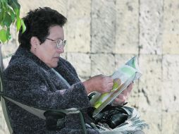 Trabajar en la alfabetización de los adultos es uno de los objetivos de los cursos.  /