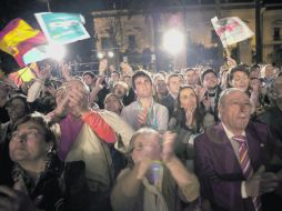 Simpatizantes del Partido Popular festejan el triunfo en las elecciones regionales de Andalucía. EFE  /