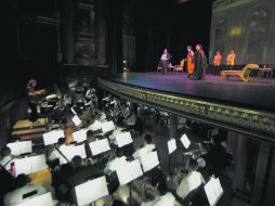 La Orquesta Filarmónica de Jalisco acompaña a los actores de la opereta, en el foso del Teatro Degollado.  /