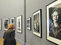 Una espectadora observa el trabajo del fotógrafo de moda, Helmut Newton, durante la apertura de su primera retrospectiva.AP  /