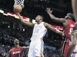 Kevin Durant (centro) ejecuta un tiro a la canasta, ante la marcación de Chris Bosh (izquierda). REUTERS  /