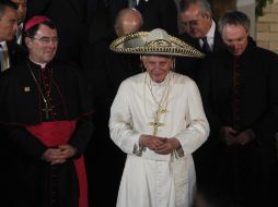 El papa Benedicto XVI (c), con un sombrero típico mexicano, sale a despedirse de los fieles. ARCHIVO  /