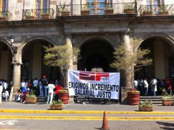 Los quejosos se instalaron frente al edificio del Ayuntamiento tapatío, esperan una respuesta del las autoridades municipales.  /