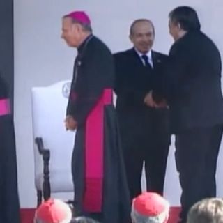 Ahora sí se saludan Calderón y Acosta Naranjo en despedida papal