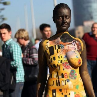 Una mujer desnuda homenajea a Klimt frente al Banco Central Europeo
