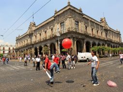 Trabajadores del Ayuntamiento de Guadalajara colapsan el Centro, hacen paro y manifestación en exigencia de aumento de sueldo.  /