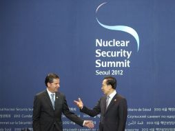 El secretario de Energía mexicano, Jordi Herrera (izq) saluda al Presidente de Surcorea, Lee Myung-Bak. AFP  /