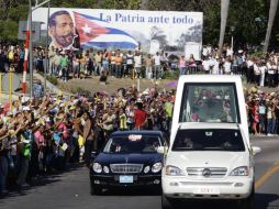 A su salida del aeropuerto, una cadena humana de 8 km siguió al Papamóvil en su recorrido al Centro de Santiago. AP  /