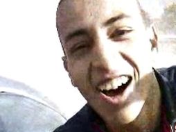 Mohamed Merah, de 23 años, en una imagen de archivo difundida por la prensa francesa. AP  /