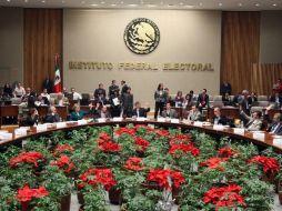Los consejeros de IFE estan de acuerdo en que se aplique una sanción a los partidos que no cumplan con el lineamiento. ARCHIVO  /