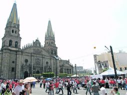 Vestidos en su mayoría con playera roja, los manifestantes se dieron tiempo para jugar una “cascarita” de futbol.  /