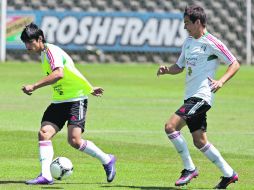 Alan Pulido (i) podría ceder su lugar en la delantera a Érik Torres (d). MEXSPORT  /