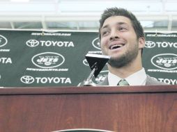 En la conferencia de prensa de su presentación con los Jets, Tim Tebow dijo que podría jugar en cualquier posición con el equipo. AP  /