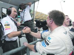 El dueño de la escudería Sauber, Peter Sauber (c) celebra luego Sergio Pérez cruzó en segundo la meta. GETTY IMAGES SPORT  /