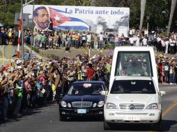 El Papa Benedicto XVI hace un recorrido en el papamóvil  en Cuba. EFE  /