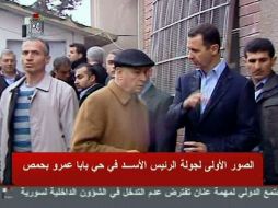 Imágenes difundidas por la TV de la visita del presidente sirio al barrio de Baba Amr. AFP  /