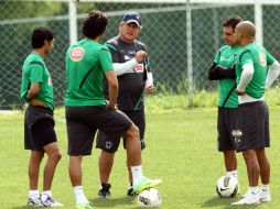 El técnico Victor Manuel Vucetich (c) junto a varios jugadores de Rayados de Monterrey, durante una sesion de entrenamiento. MEXSPORT  /