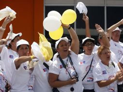 Feligreses saludan al Papa Benedicto XVI a su llegada  a La Habana. EFE  /