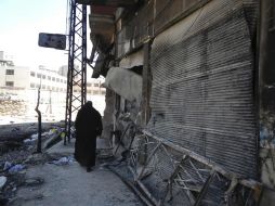 Un hombre camina por las calles de Homs, la ciudad ha sido una de las más afectadas por los constantes bombardeos. REUTERS  /