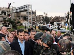 La oposición siria llamó al presidente sirio Bashar al Asad (izq) a retirar sus tanques de las ciudades. EFE  /