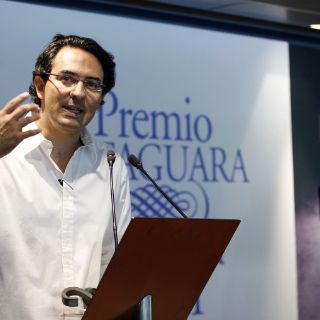 Críticos literarios califican al Premio Alfaguara como convencional