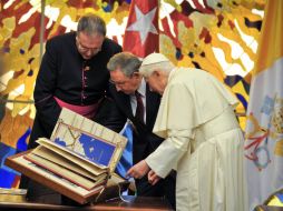 El Papa le regaló a Raúl Castro (centro) una réplica de la ''Geografía'' del astrónomo y geógrafo greco-egipcio Ptolomeo. EFE  /