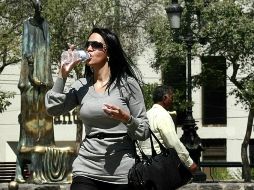 Es recomedable tomar dos litros por día; el riñón tiene la capacidad de desechar un litro de agua por hora. ARCHIVO  /