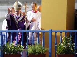 El Papa Benedicto XVI saluda a los fieles al inicio de una misa en la Plaza de la Revolución. EFE  /