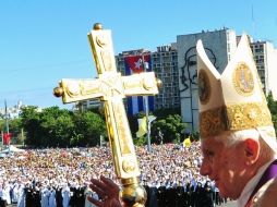 El Papa Benedicto XVI oficia una misa multitudinaria en Cuba. AFP  /