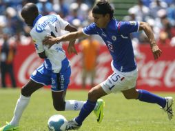 El jugador de Puebla, Damarcus Beasley (izq) pelea por el balón con Gerardo Flores (der) de Cruz Azul. EFE  /