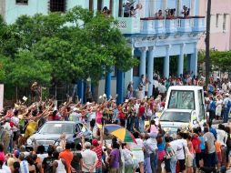 Cubanos despiden a Benedicto XVI en su último recorrido antes de partir de la isla. AP  /