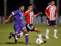 Nicolás Olivera (i), del Defensor Sporting, y Patricio Araujo, de Chivas, en el encuentro en Montevideo. REUTERS  /