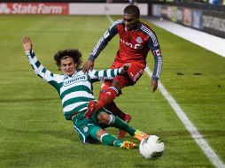 Ivan Estrada barre para quitarse el balón a un jugador del Toronto. MEXSPORT  /