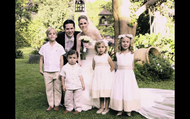 Los novios, Servio Herrera y Paola Marín, acompañados por los pajes: Esteban, Nicolás, Regina y Ana Paula.  /