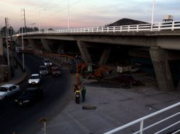 Cerca de las 19:00 horas de este miércoles comenzaron a circular los primeros vehículos por el recién inaugurado puente.  /