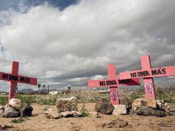 Cruces en memoria de mujeres asesinadas. Senadores buscan incorporar el delito de feminicidio como un ilícito grave. ARCHIVO  /