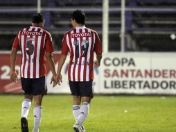Los jugadores de Chivas salen del campo con la derrota a cuestas. AFP  /