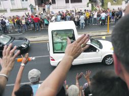 Benedicto XVI realiza su último recorrido en Cuba a bordo del papamóvil, rumbo al aeropuerto internacional José Martí. EFE  /