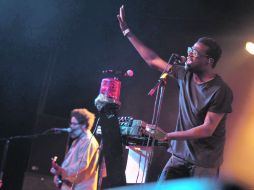 TV on the radio llenó de color y sonido el Teatro Estudio Cavaret el martes por la noche, luego de presentarse en el Vive Latino.  /