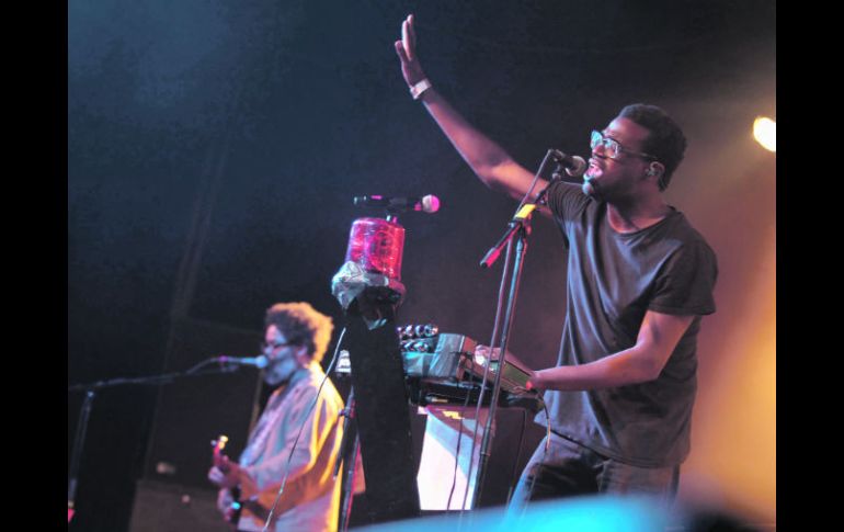 TV on the radio llenó de color y sonido el Teatro Estudio Cavaret el martes por la noche, luego de presentarse en el Vive Latino.  /