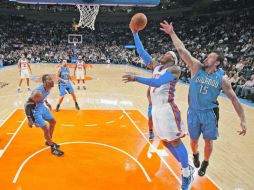 Carmelo Anthony (con el balón) anotó ayer 25 puntos ante Orlando. REUTERS  /