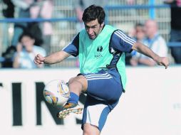 El ex madridista Raúl González, estrella del Schalke alemán, enfrentará a sus compatriotas del Bilbao. EFE  /